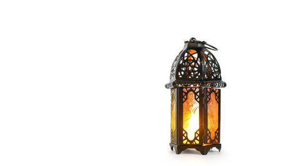 Декоративні Арабська ліхтар з палаючої Свічка світиться на білому тлі. Святкові листівки, запрошення для мусульманських священного місяця Рамадан Карім - Фото, зображення