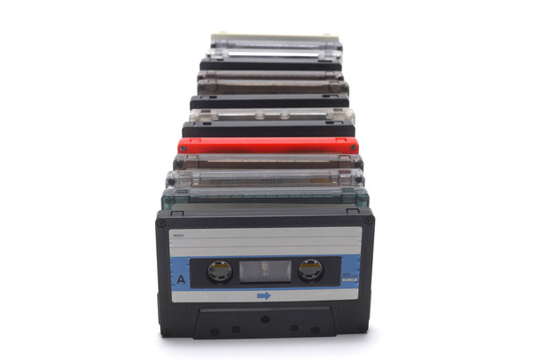 Retro audio cassette tape uit de jaren 80 en 90 op een witte achtergrond. - Foto, afbeelding