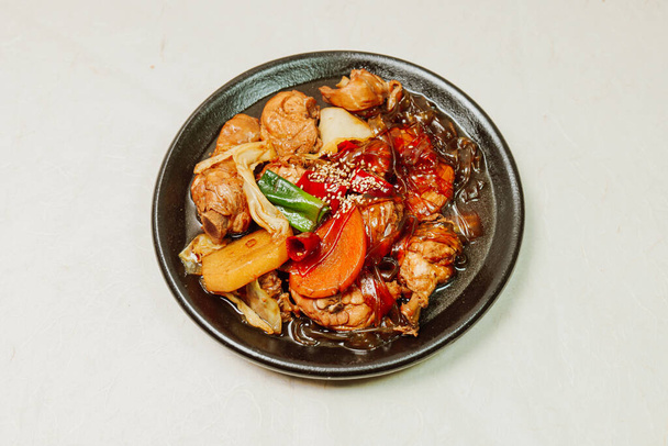 Andongjimdak, Korean Braised Chicken: Για να φτιάξετε αυτό το πιάτο, το κοτόπουλο κόβεται σε κομμάτια και κοκκινίζεται με καρότο, πατάτα και άλλα λαχανικά, μαζί με ένα καρύκευμα με σάλτσα σόγιας.  - Φωτογραφία, εικόνα