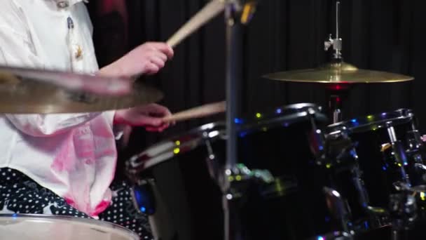 Mujer joven novata baterista aprende a tocar el kit de batería - Metraje, vídeo