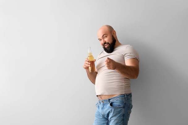 Bonito homem careca com cerveja no fundo claro - Foto, Imagem