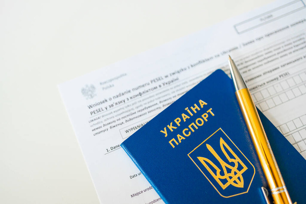 PESEL dokument, ukrajinský pas na bílém pozadí. Národní identifikační číslo v Polsku. Polský průkaz. Oficiální osobní dokument - Fotografie, Obrázek