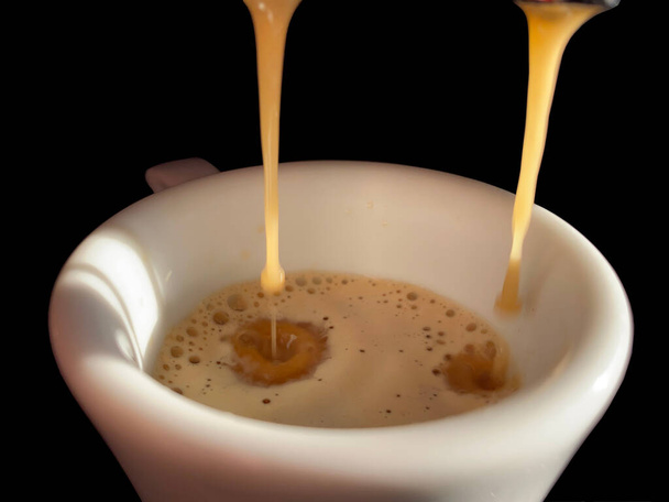 Zbliżenie na espresso z ekspresu do kawy. Profesjonalne zaparzanie kawy - Zdjęcie, obraz