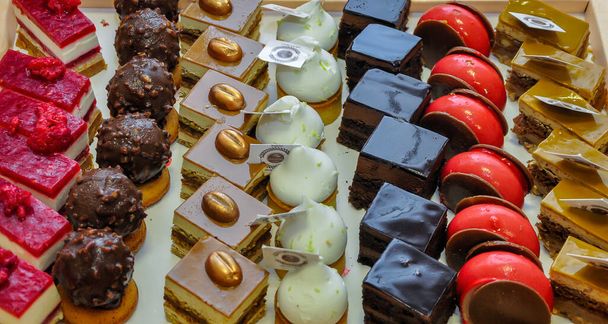 Verschiedene Mini-Kuchen mit Sahne, Schokolade und Beeren-Süßigkeiten auf der marokkanischen Hochzeit angeboten - Foto, Bild
