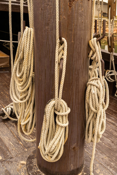 As cordas e mastro de um velho veleiro de madeira em detalhes - Foto, Imagem
