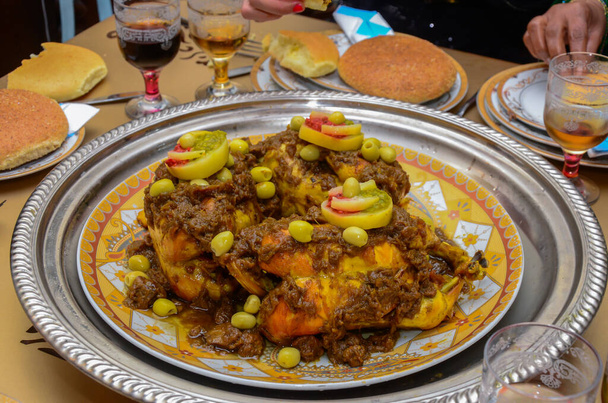 Tajine tradicional marroquí con pollo, dedos de los pies y aceitunas close u - Foto, imagen