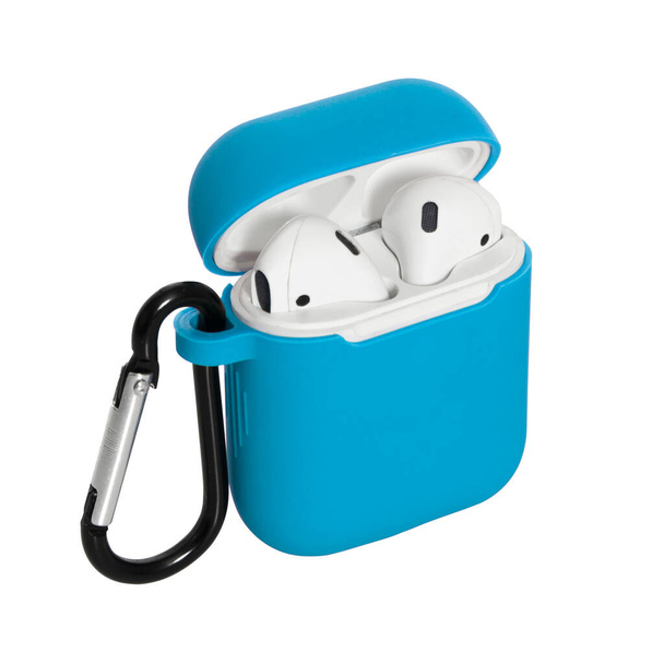 witte draadloze hoofdtelefoon in een blauwe siliconen behuizing geïsoleerd op een witte achtergrond - Foto, afbeelding