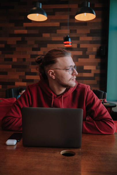 Portré boldog férfi szabadúszó optikai szemüveg korrekció mosolyogva kamera közben szünet webes munka online, vidám hipster blogger ül kávézóban mockup laptop számítógép - Fotó, kép