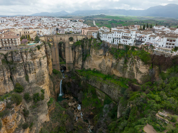 Αεροφωτογραφία της μνημειώδους πόλης Ronda στην επαρχία της Μάλαγα, Ισπανία. - Φωτογραφία, εικόνα