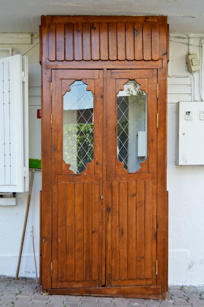 Antiguo color marrón puerta de entrada de madera de la casa en Turquía Estambul Buyukada - Foto, Imagen