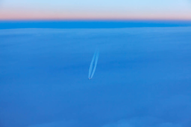 Vliegtuigzicht in de wolken. Vliegtuig met straalvliegtuigen in de wolken  - Foto, afbeelding