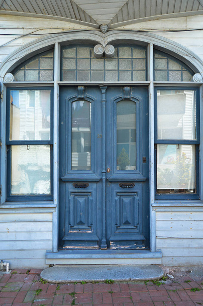 Staré modré barvy dřevěné vstupní dveře domu v Turecku Istanbul Buyukada - Fotografie, Obrázek