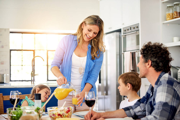 Es ist ein Segen, gutes Essen mit der Familie zu teilen. Aufnahme einer glücklichen Familie beim gemeinsamen Essen zu Hause. - Foto, Bild
