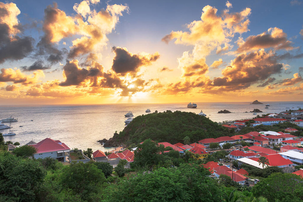 Gustavia, ακτή St Barts στις Δυτικές Ινδίες της Καραϊβικής Θάλασσας κατά το ηλιοβασίλεμα. - Φωτογραφία, εικόνα