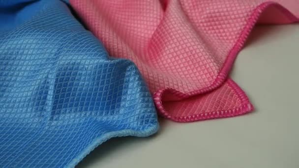 primer plano paño de limpieza de microfibra, paño de limpieza de microfibra en colores azul y rosa, - Metraje, vídeo