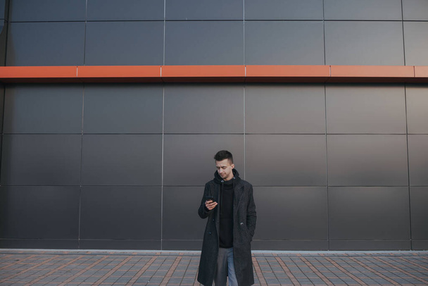 nuori ukrainalainen mies katso puhelimeen - Valokuva, kuva