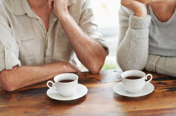 Iniziare la giornata con quello che amo.... Immagine ritagliata di una coppia anziana che si gode una tazza di tè insieme. - Foto, immagini
