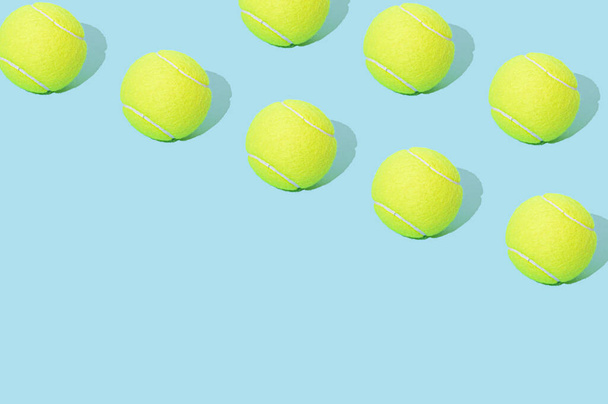 Tennisball-Muster auf blauem Hintergrund.  - Foto, Bild