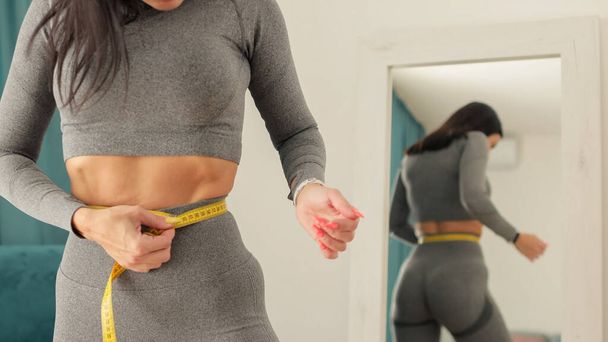 slim mulher cintura medição com fita em casa - Foto, Imagem