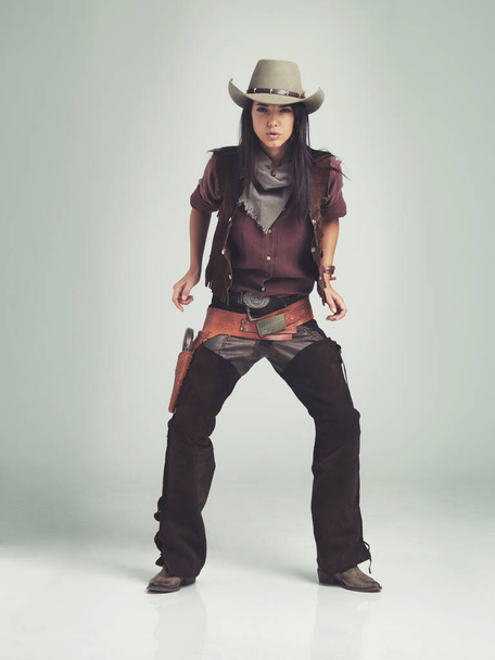 Tiro de comprimento total de uma jovem atraente em traje de cowboy. - Foto, Imagem