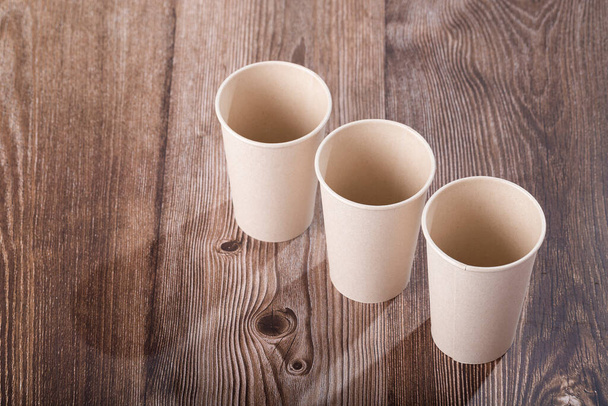 Grupo de copos descartáveis, feitos de papel ecológico - Foto, Imagem