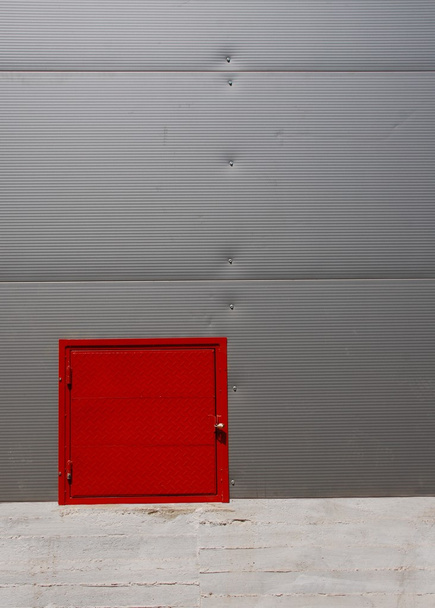 Puerta roja pequeña
 - Foto, Imagen