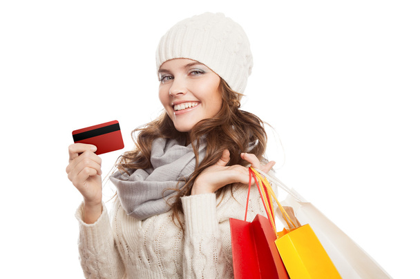 Шопінг щаслива жінка тримає сумки та кредитну картку. Зимові розпродажі
. - Фото, зображення