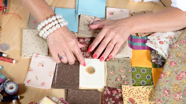 Primer plano de la mano de la mujer costura patchwork
 - Foto, imagen