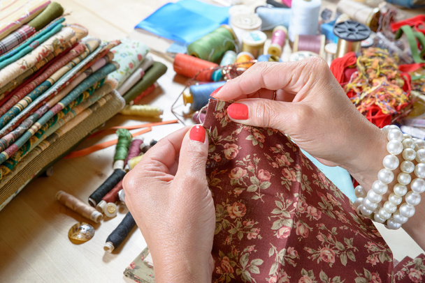 Gros plan de patchwork de couture main femme
 - Photo, image