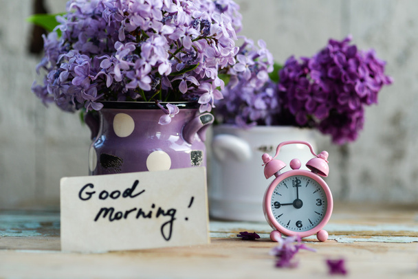 dos tonos flores de color lila con nota de Buenos días
 - Foto, imagen