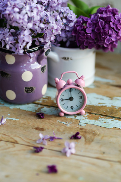 dos tonos flores de color lila con nota de Buenos días
 - Foto, Imagen