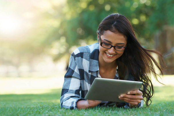 A trabalhar no parque. Jovem mulher em um parque com seu laptop. - Foto, Imagem