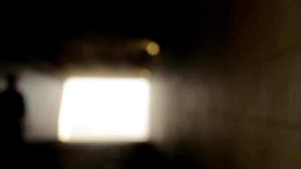 Licht am Ende des Tunnels - Mann geht - verschwommener Schuss - Filmmaterial, Video