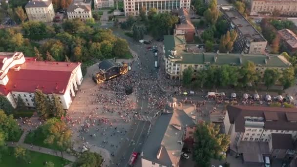 Mariupol, Ucrania, 24 de agosto de 2021: Teatro dramático en el centro de la ciudad. Mariupol antes de la guerra con Rusia. Vista aérea del paisaje urbano. Ciudad ucraniana en Donetsk región. - Imágenes, Vídeo