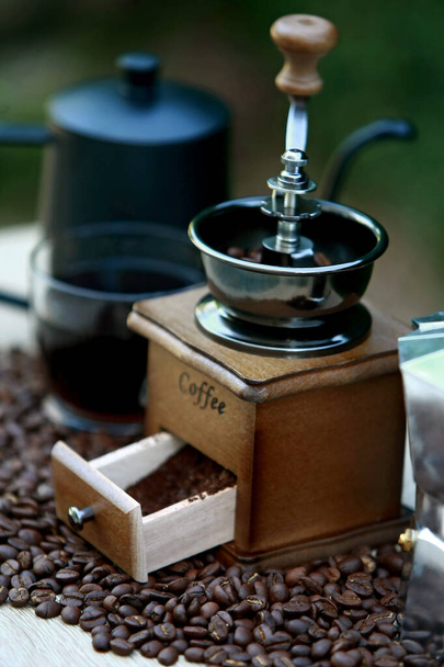 Manuelle Kaffeemühle mit Kaffeebohnen und Wasserkocher-Set mit Kaffeebohnen - Foto, Bild
