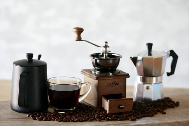 Μηχανικός μύλος καφέ με κόκκους καφέ και βραστήρας σταγόνας Σετ με κόκκους καφέ - Φωτογραφία, εικόνα