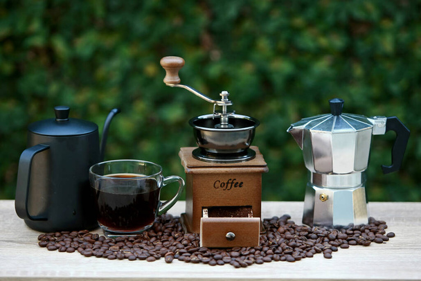 Μηχανικός μύλος καφέ με κόκκους καφέ και βραστήρας σταγόνας Σετ με κόκκους καφέ - Φωτογραφία, εικόνα