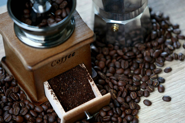 コーヒー豆とドリップケトルセットの手動コーヒーグラインダーコーヒー豆 - 写真・画像