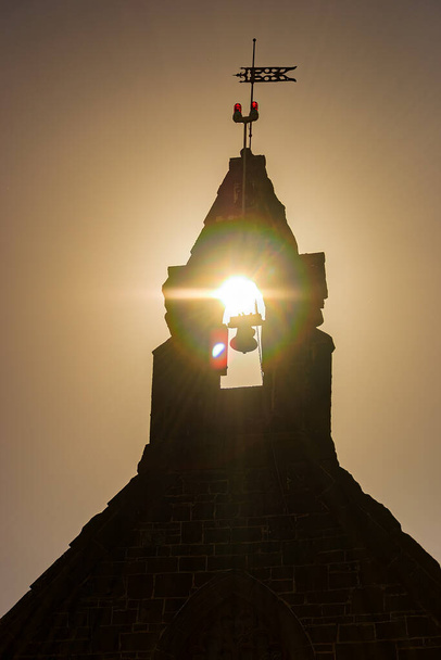 Bulla Victoria 'daki eski kilisenin silueti Gün batımı çan kulesinde parıldıyor - Fotoğraf, Görsel