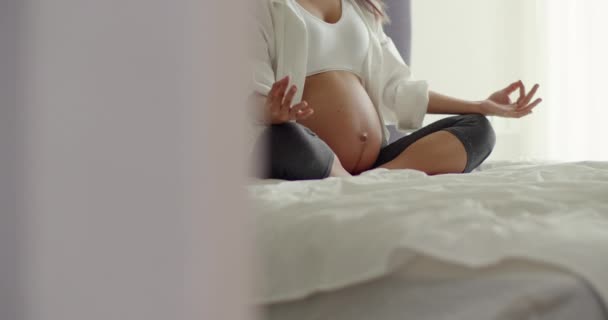 美しいアジアの健康な妊娠中の女性練習ヨガでザベッドルームに自宅. - 映像、動画