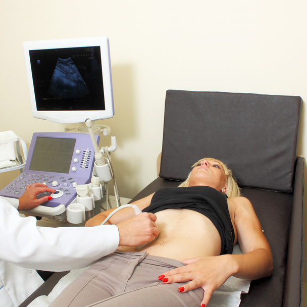 Naisella on ultraäänitarkistus.
 - Valokuva, kuva