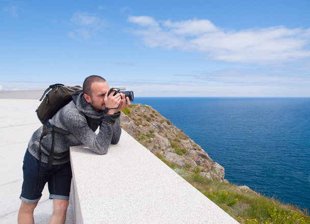 Photographer sightseeing and photographing a beautiful coastal l - Valokuva, kuva