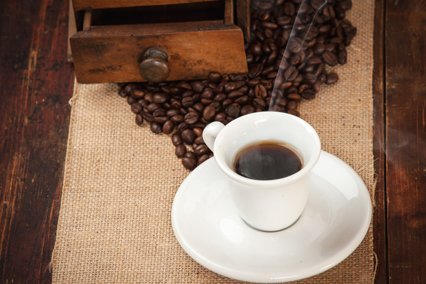 Csésze fekete kávé a háttérben grinder a fából készült rusztikus - Fotó, kép