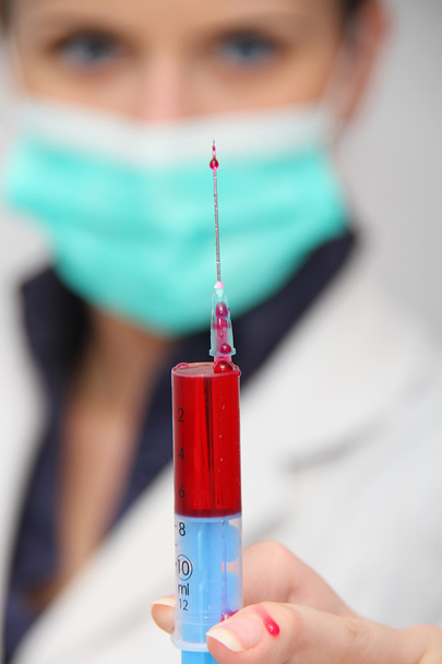 Σύριγγα του κόκκινο εξέταση αίματος για την έρευνα του Hiv Aids κεντρική ιδέα - Φωτογραφία, εικόνα