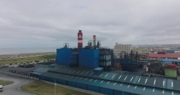 Průmyslová továrna na pobřeží. Posuvné a panelové letecké záběry továrny s komíny. Port Elisabeth, Jihoafrická republika - Záběry, video
