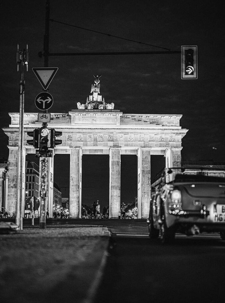 Słynna Brama Brandenburska w Berlinie w czerni i bieli - BERLIN, NIEMCY - Zdjęcie, obraz