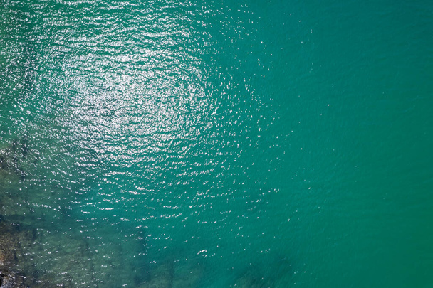 Morze powierzchnia widok z lotu ptaka, widok z lotu ptaka zdjęcie niebieskich fal i powierzchni wody tekstury Niebieskie morze tło Piękna przyroda Niesamowity widok - Zdjęcie, obraz