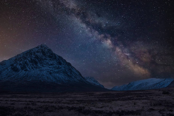 Εκπληκτική ζωντανή σύνθετη εικόνα του Γαλαξία μας πάνω από το τοπίο των χιονισμένων χειμερινών βουνών στη Σκωτία - Φωτογραφία, εικόνα