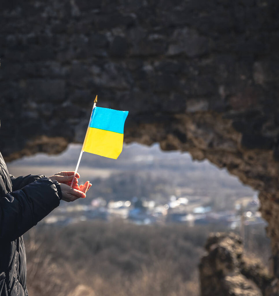 ウクライナの国旗を手にした若い女性. - 写真・画像