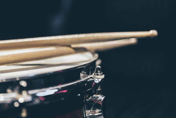 Close-up, snare drum em um fundo escuro isolado, espaço de cópia. - Foto, Imagem